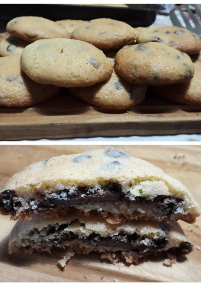Una foto de Galletas con chips de chocolate rellenas de nutella