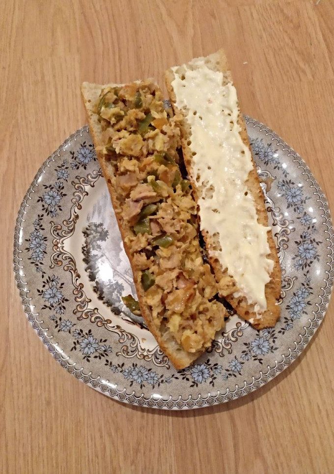 Una foto de Bocadillo de revuelto de tortilla y atún