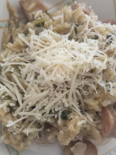 Una foto de Arroz integral vegano con kale y cebolla