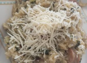 Una foto de Arroz integral vegano con kale y cebolla