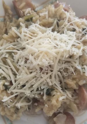 Una foto de Arroz integral vegano con kale y cebolla