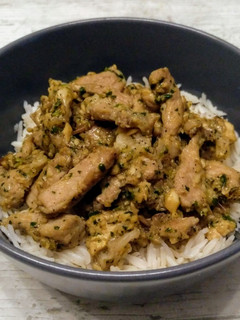 Una foto de Cerdo salteado con ajo, pimienta y cilantro