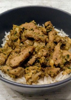Una foto de Cerdo salteado con ajo, pimienta y cilantro