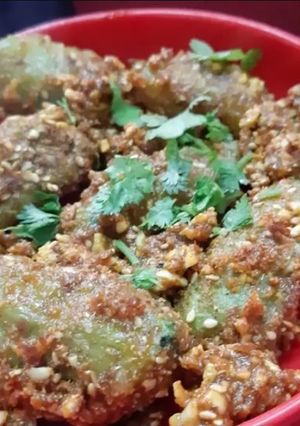 भरवां परवल (bharwan parwal recipe in hindi) रेसिपी मुख्य फोटो