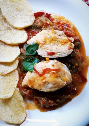 Una foto de Pollo a la portuguesa con papas españolas