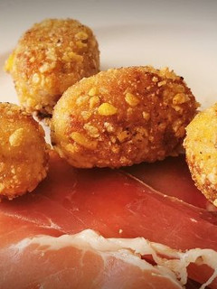 Una foto de Croquetas  de Jamón con rebozado de Kikos de Maíz  tostado