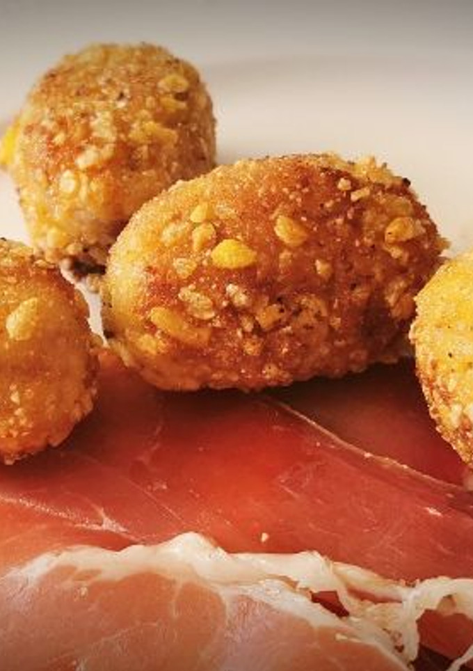 Una foto de Croquetas  de Jamón con rebozado de Kikos de Maíz  tostado