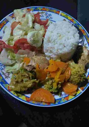Una foto de Mi pollo saltado con vegetales ensalada y arroz