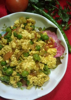 मटर पनीर भुर्जी(matar paneer bhurji recipe in Hindi) रेसिपी मुख्य फोटो