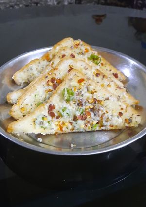 ચીલી ગાર્લીક ચીઝ ટોસ્ટ(Chili Garlic Cheese Toast Recipe In Gujarati) રેસીપી મુખ્ય ફોટો