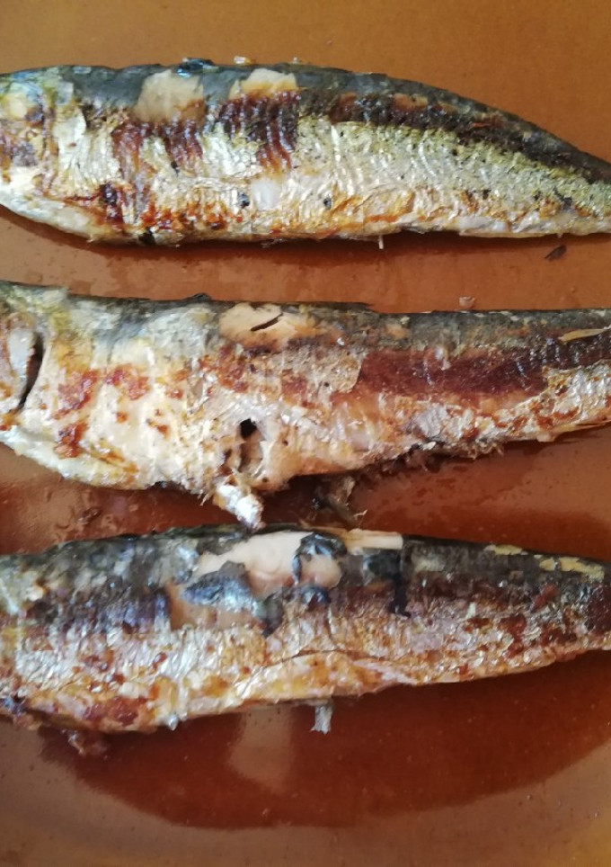 Una foto de Sardinas de Huelva asadas con laurel 🌿🐟🍃