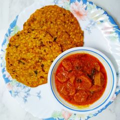 A picture of Ghatta Subji with Pitthi paratha.