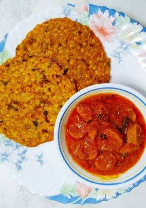 A picture of Ghatta Subji with Pitthi paratha.