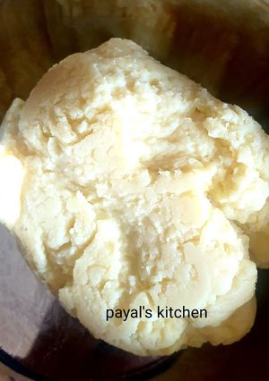 ઇન્સ્ટન્ટ હોમમેડ માવો (Instant Homemade Mava Recipe In Gujarati) રેસીપી મુખ્ય ફોટો