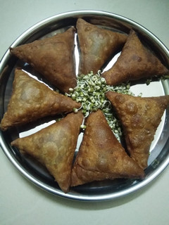 முளைக்கட்டிய பச்சைப்பயறு சமோசா செய்முறை முக்கிய புகைப்படம்