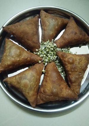 முளைக்கட்டிய பச்சைப்பயறு சமோசா செய்முறை முக்கிய புகைப்படம்