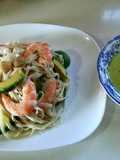 Timbal de linguini, aguacate y langostinos