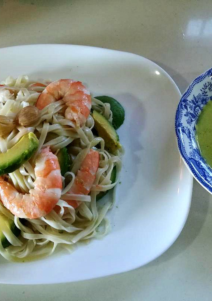 Una foto de Timbal de linguini, aguacate y langostinos