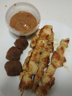 Una foto de Brochetas de pollo con salsa de cacahuete