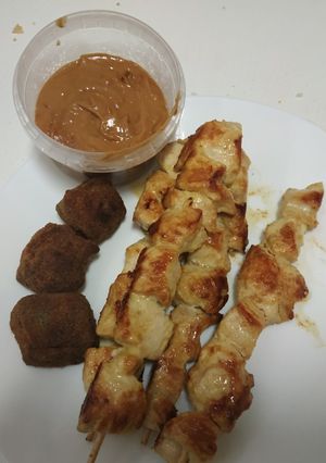 Una foto de Brochetas de pollo con salsa de cacahuete