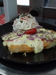Una foto de Milanesa de berenjena rellena