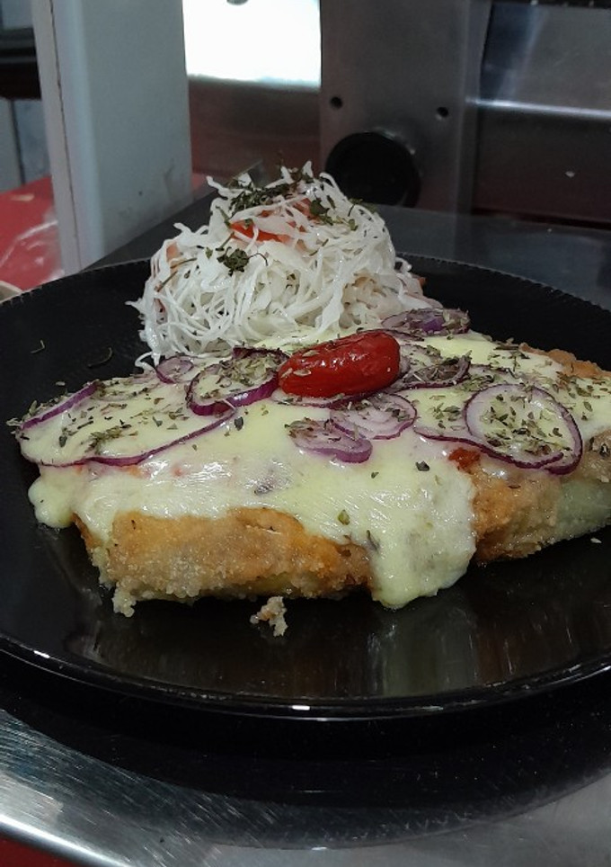 Una foto de Milanesa de berenjena rellena