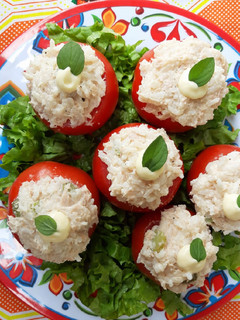 Una foto de Tomates rellenos con arroz y atún