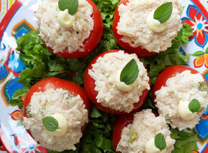 Una foto de Tomates rellenos con arroz y atún