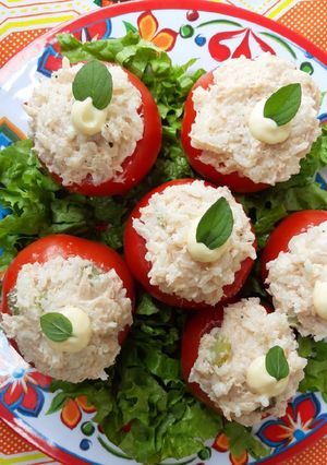 Una foto de Tomates rellenos con arroz y atún