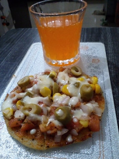 ઉત્તપમ પીઝા (No Oven Pizza) રેસીપી મુખ્ય ફોટો