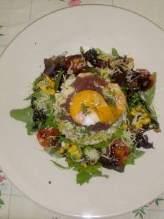 Una foto de Ensalada de pasta al yema mollet con salsa ranchera