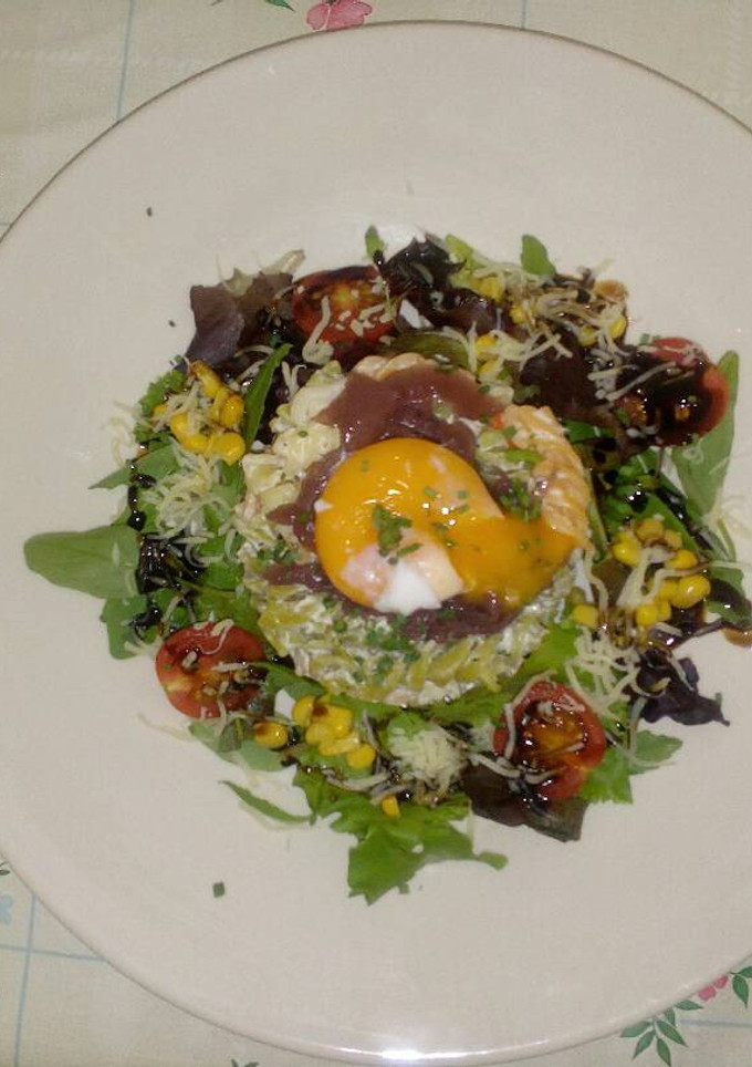 Una foto de Ensalada de pasta al yema mollet con salsa ranchera