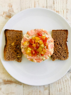 Una foto de Tartar de salmón