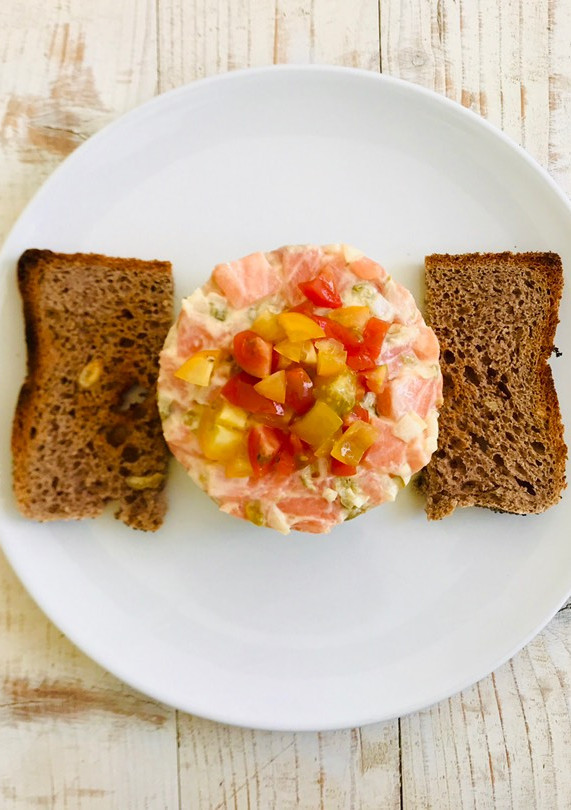 Una foto de Tartar de salmón