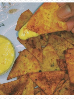 A picture of Nachos with Cheese Sauce.