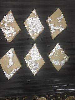 काजू कतली (Kaju katli recipe in Hindi) रेसिपी मुख्य फोटो