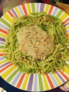 Una foto de Espaguetti de calabacín con falsa bechamel de coliflor