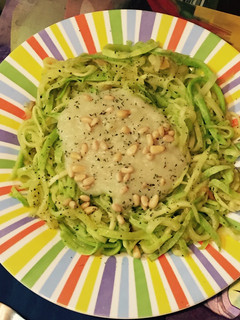 Una foto de Espaguetti de calabacín con falsa bechamel de coliflor