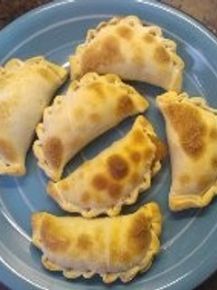 Una foto de Empanadas de cebolla y queso pategras con tomate y clara de huevo