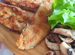 Una foto de 🍆❕️Milanesas de Berenjenas ralladas con guarnición de Champiñones y Portobellos