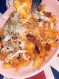 بطاطس او فرايز بالدجاج و الصلصة (loaded fries)