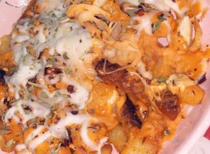 صورة لوصفة بطاطس او فرايز بالدجاج و الصلصة (loaded fries)