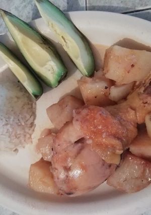 Una foto de Pollo con cerveza y papas