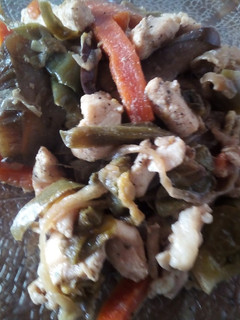 Una foto de Pollo con verduras