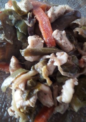 Una foto de Pollo con verduras