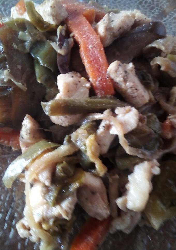 Una foto de Pollo con verduras