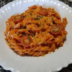 Una foto de Espirales con salsa de queso y tomate en 15 minutos