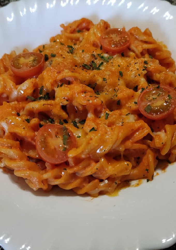 Una foto de Espirales con salsa de queso y tomate en 15 minutos