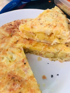 Una foto de Tortilla de jamón queso y papas ♥️