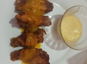 Una foto de alitas de pollo guarnicion
